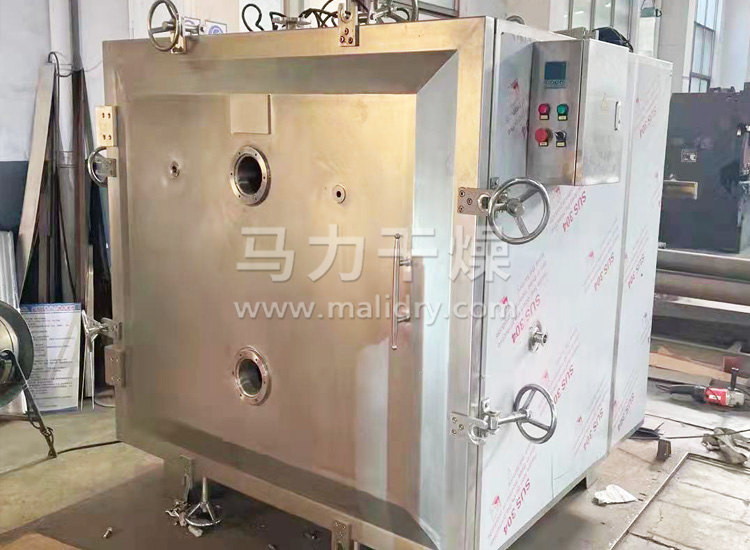 方形真空干燥机生产现场