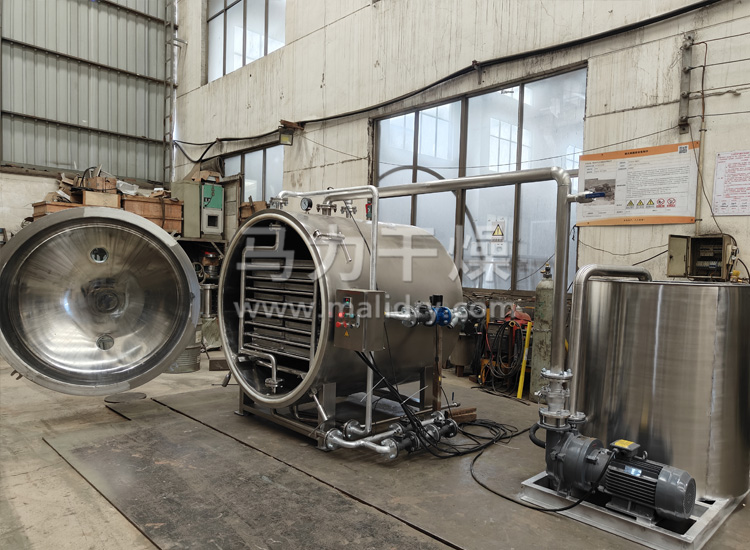 圆形真空干燥机生产现场